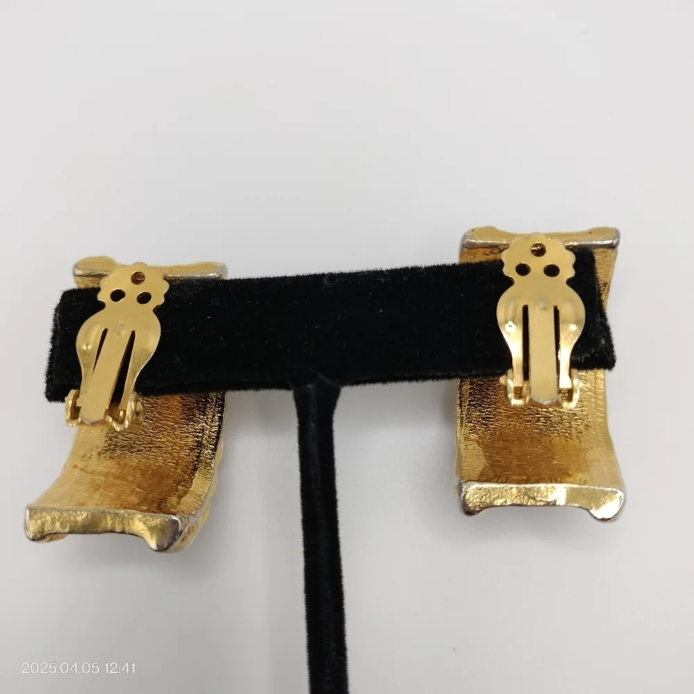 Women's Swirl Gold Tone and Black Enamel Clip On Earrings Luxury Formal Classic - Picture 6 of 11